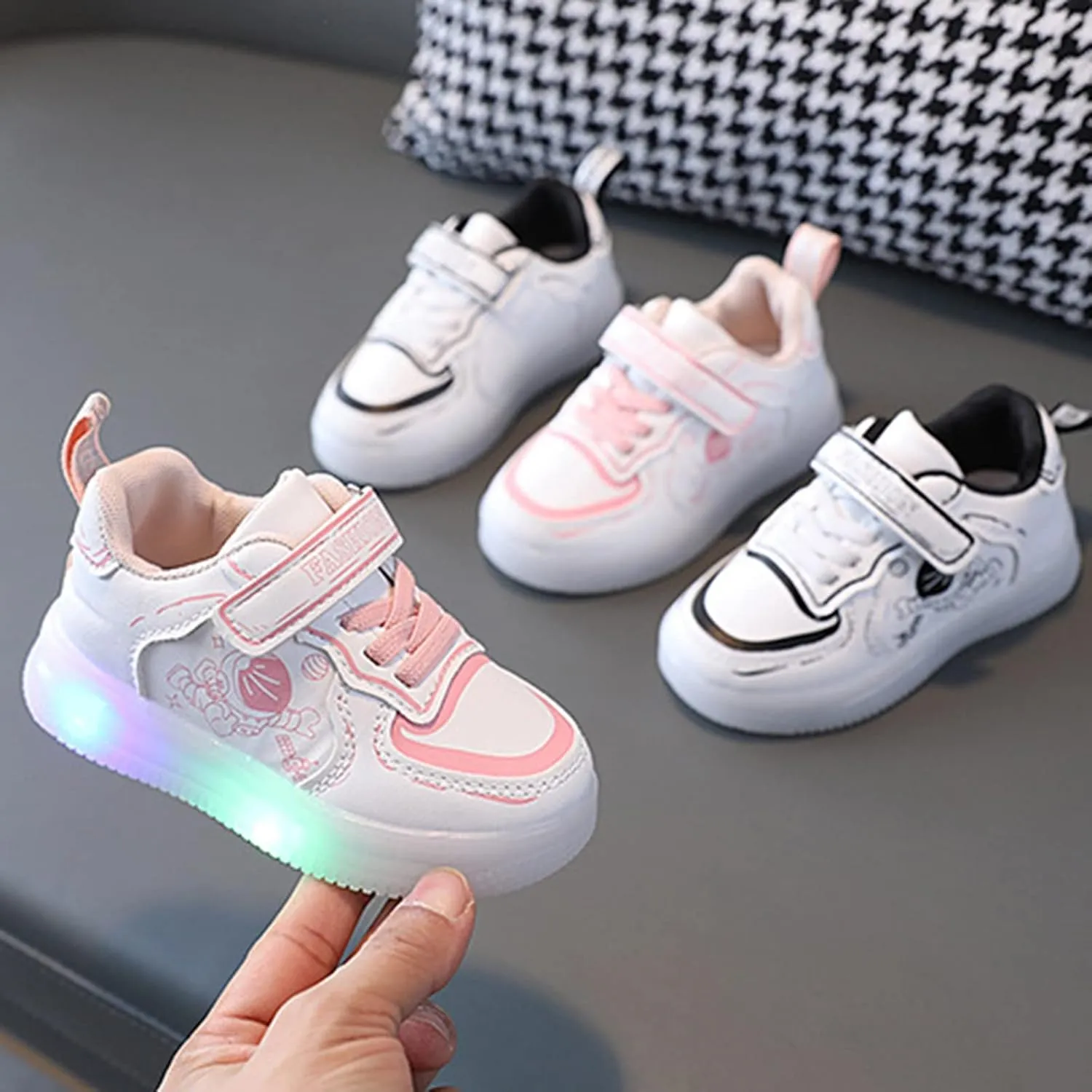 Kids Light Up Shoes Toddler Girls Boys Breathable Led Flashing Sneakers Cute Soft Sole Students Sport Sneakers